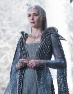 a-sneak-peek-at-the-gorgeous-costumes-in-the-huntsman-winters-war-1740028-1461183847_640x0c