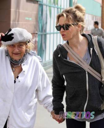 renee-zellweger-062313-kiss-10__opt