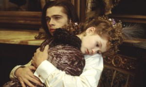 interview-with-the-vampire-kirsten-dunst-brad-pitt-hug